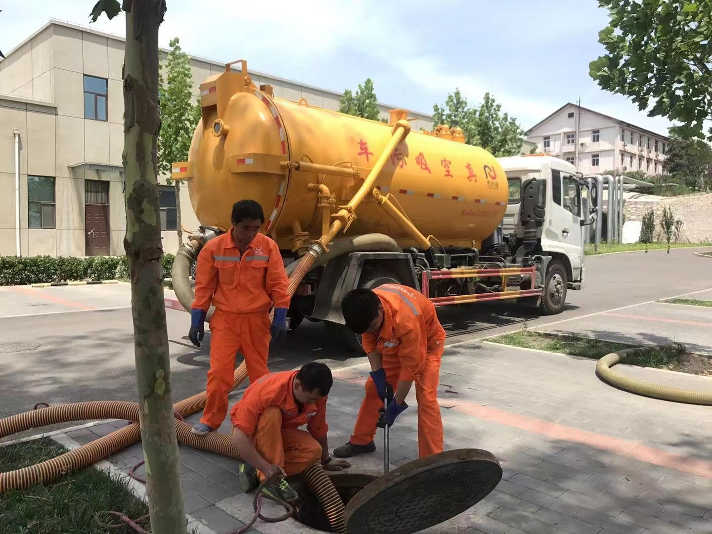 温县管道疏通车停在窨井附近