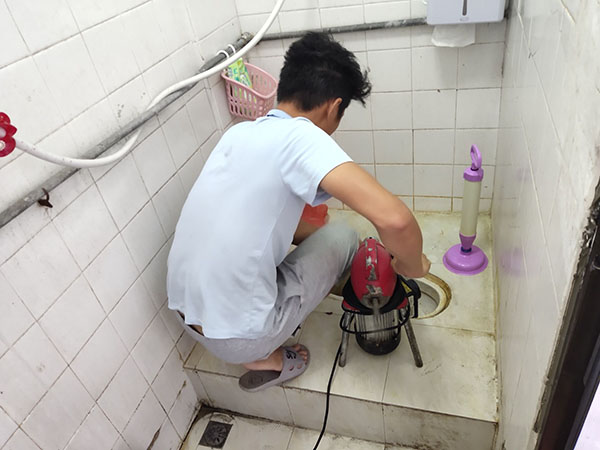 温县管道堵塞冒臭气 专业师傅现场解决问题